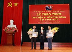 Trao Huy Hiệu Đảng